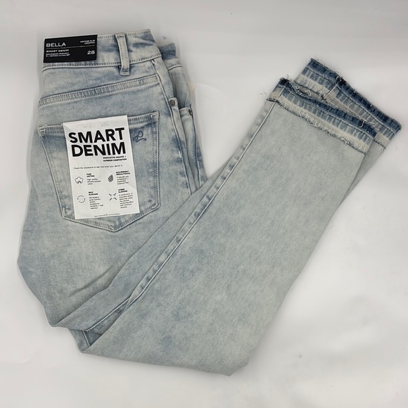 DL1961 Bella Vintage Slim Cropped Bayfield Distressed Jeans - Picture 1 of 6